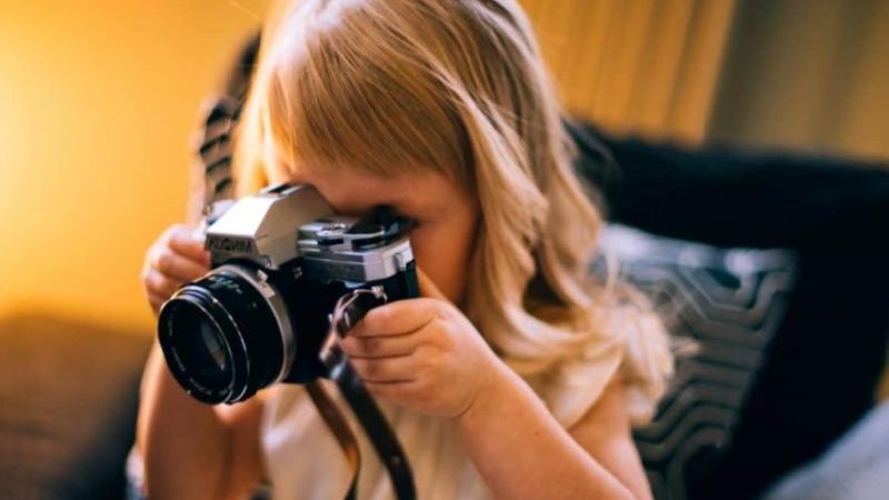 bimba e macchina fotografica