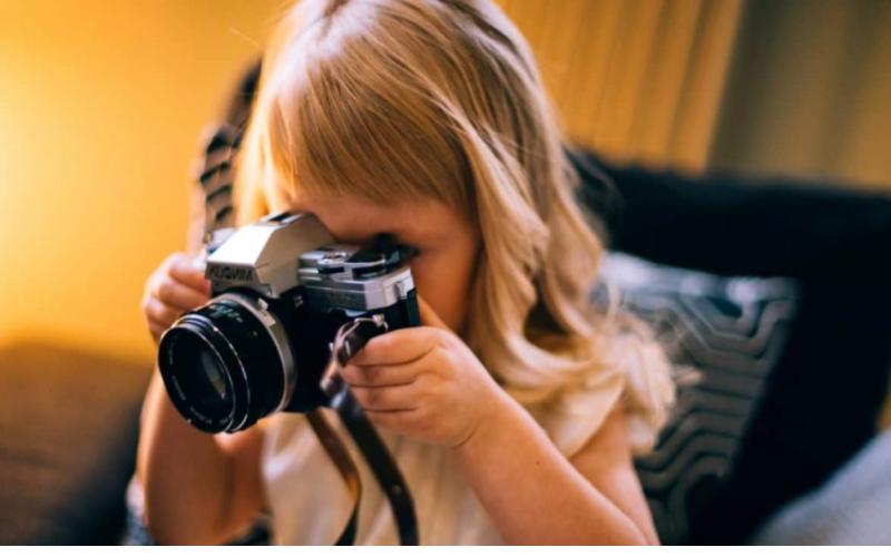 bimba e macchina fotografica
